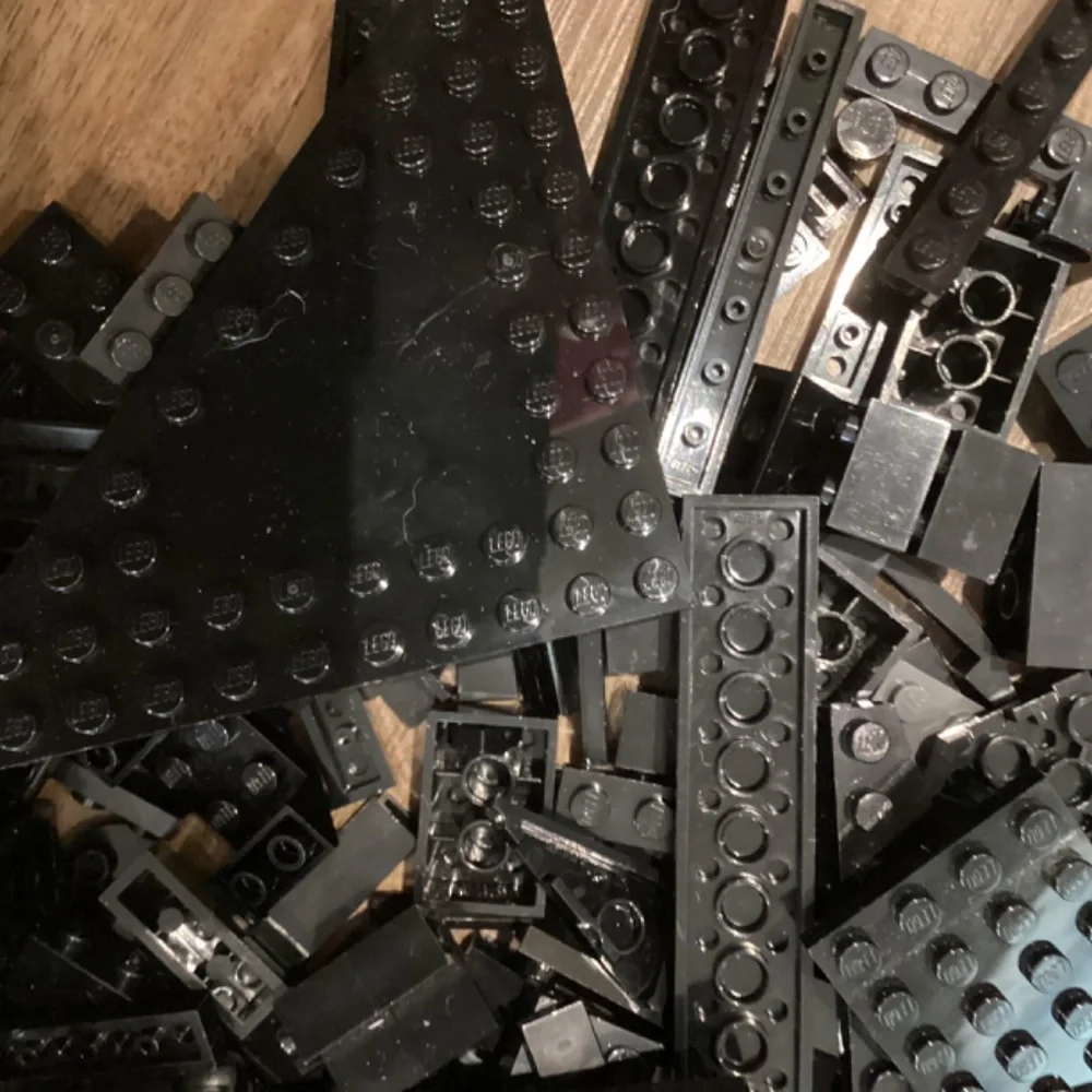 LEGO 500+ pieces -Black  Assortment Shapes and Sizes + BONUS Minifigure
